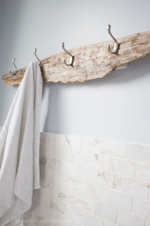 Going to the beach this weekend? Grab a piece of driftwood and make your own DIY towel rack!