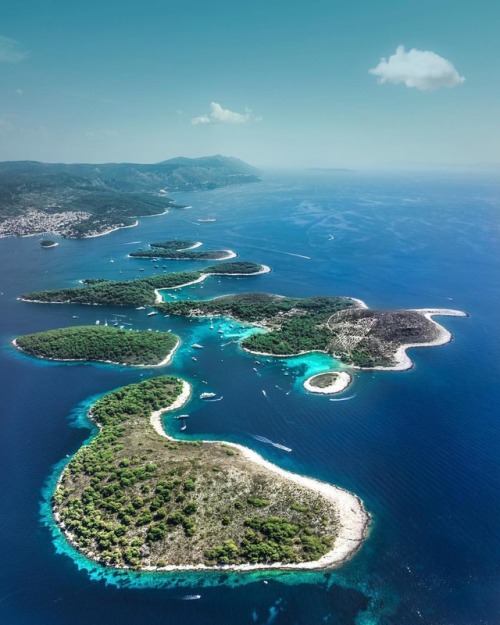 ☀️ after #sunshineaftertherain Would you live on one of those islands? www.visit-hvar.com/to