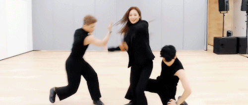 kwonyuri:　yuri & her (lucky) male backup dancers;  ♥   