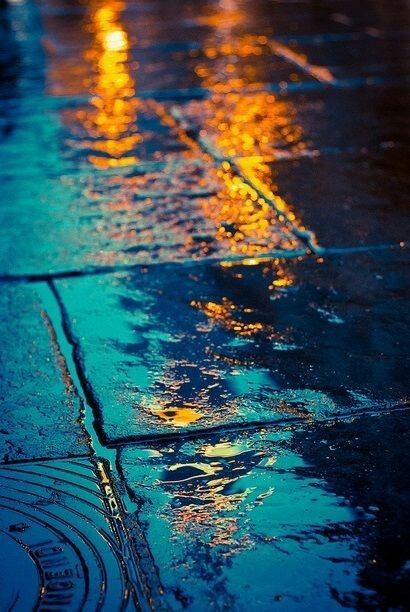 mysecrethobbithole:Beautiful sidewalk reflections when it’s raining. 