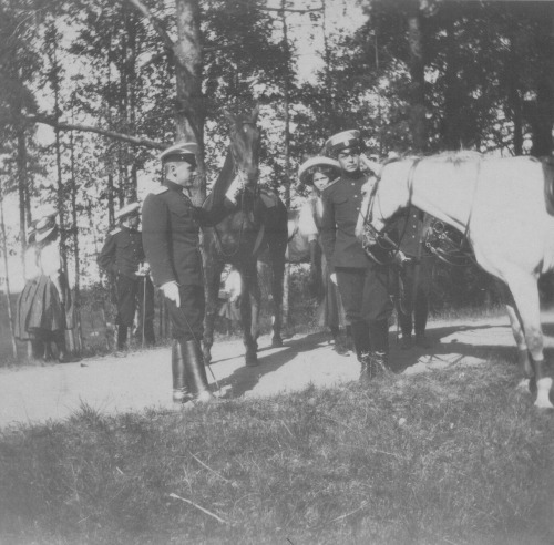 27th July 1910 : Afternoon at the Sobstvennaya dacha in Peterhof Photo 1-2 : The Grand Duchesses wit