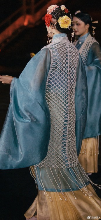 Traditional Chinese hanfu on the runway.