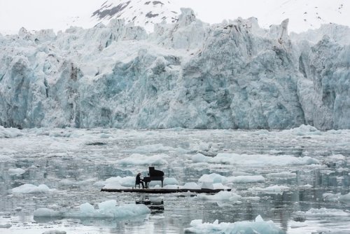 gnossienne:Pianist Ludovico Einaudi performs in Svalbard in the Arctic Ocean as part of a Greenpeace