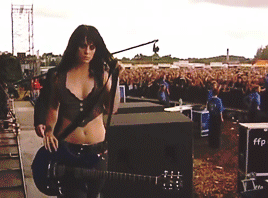 mrrightandmrbubble:  Brody throwing her guitar into the crowd @ Reading