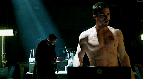 Oliver Training In Arrow 1x11 Trust But Verify.