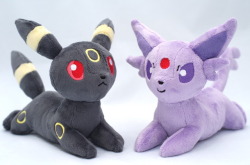 helaenaacrafts: Umbreon and Espeon plushies,