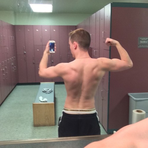 doodlehobbit:Turning into a #beefyhobbit 😁 #musclehobbit #muscles #back #gymtime #gymselfie #AndrewChristian #actrophyboys getting #ripped slowly 👻
