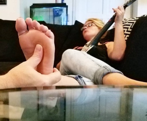 DOLLAR TREE BREE is such a stoner / gamer / nerd. She also loves having her feet worshipped. GET THI