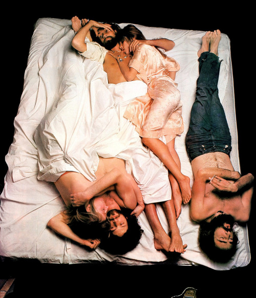 Fleetwood Mac, fotografiados por Annie Leibovitz en 1977 (vía wandrlust).
“ Fleetwood Mac, 1977 — Annie Leibovitz
”