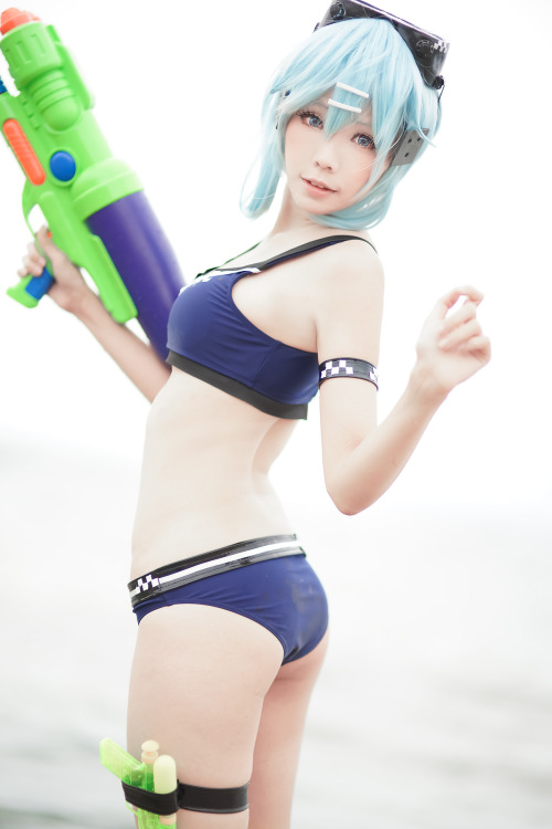 ellenbaker:  scandalousgaijin:  Sinon - Ely  @pepperonii-chan confirmed Tracer pose   ;9