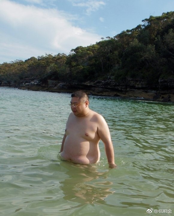 toumodajiba:  可爱的大叔，想要吃他的大奶子。