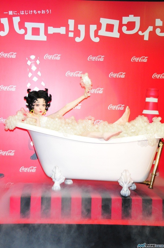 kyarypamyupamyusuperfan:    Kyary Pamyu Pamyu at a Coca Cola Japan press conference! view