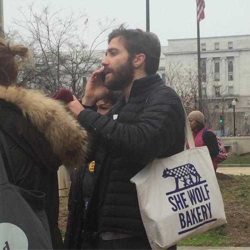 dailygyllenhaals: skedline: Jake Gyllenhaal spotted at the #WomensMarch