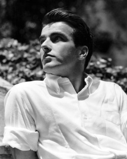 jayne-mansfields:  Montgomery Clift, 1948.