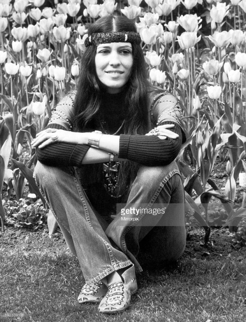 takealittlepieceoftheirhearts:May 5, 1971: Rita Coolidge in Regents Park, London; photos credited to