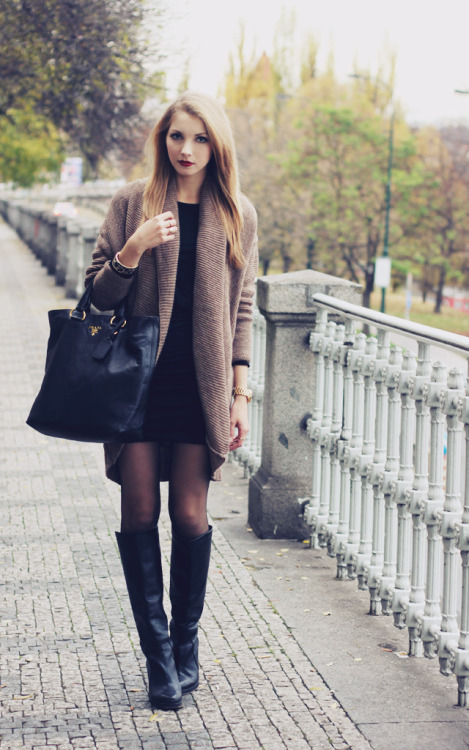 (via Pavlína Jágrová: beige woolen cardigan)