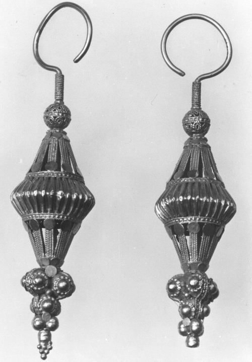 met-islamic-art: Earring, Metropolitan Museum of Art: Islamic ArtRogers Fund, 1952 Metropolitan Muse