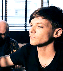 thetommmo:Louis getting tattooed by Robbie