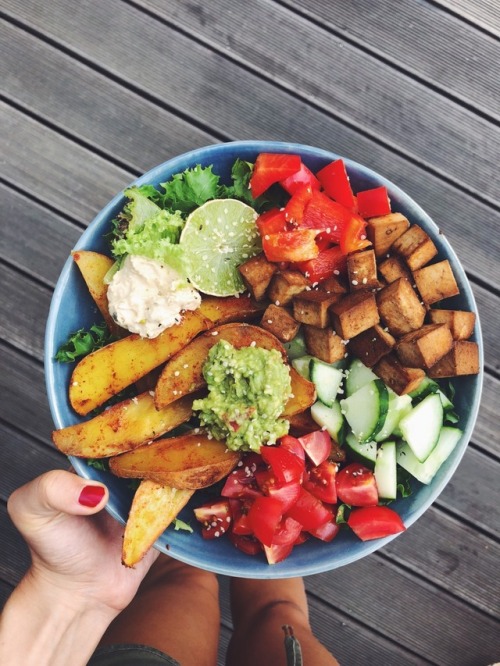 aspoonfuloflissi: Greens, veggies, tofu, potato wedges, guacamole and hummus :) Instagram: aspoonful