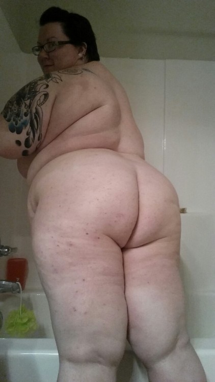 biggirlsrockmyworldx:  knittedbewbs:  Bellie, bewbs, and ass.  Absolute Perfection….