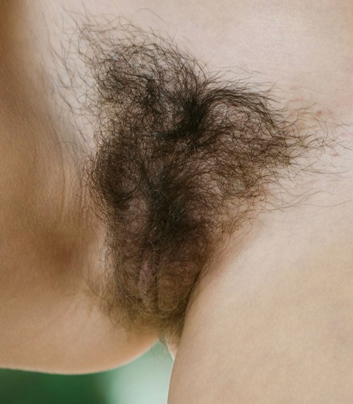 hairy-teeners:  Violeta 18yo