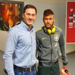 dsjneymar:  Neymar and a fan before training
