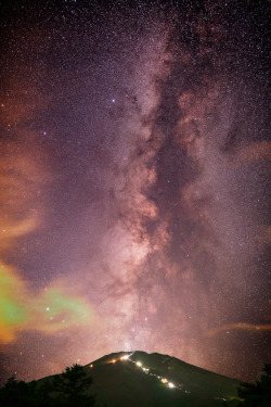 4nimalparty:  Galactic Volcano (Fuji, Milky Way and Climbers) (by Yuga Kurita)  awesome