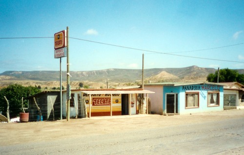 Deposito Tecate y panadería, Nuevo Rosarito, Baja California, México, 1995.