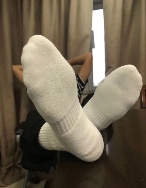 有人想舔这白袜大脚吗？