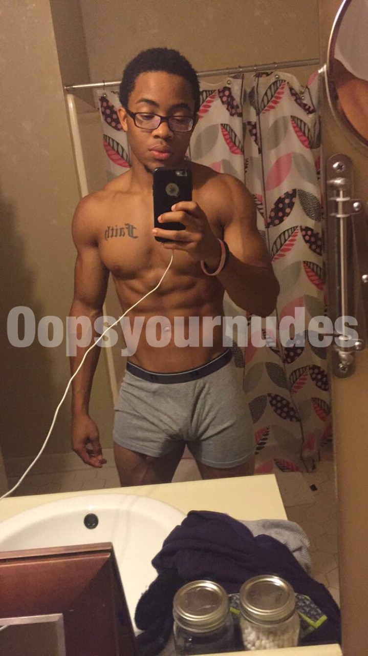 snapchatsfinestx2:  oopsyournudes:  Here now leave me alone about him lol.  Right