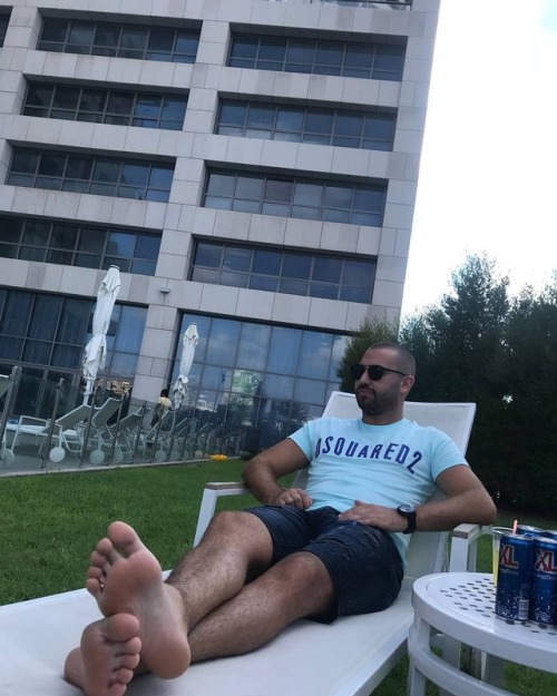barefootbro22: Hey stud