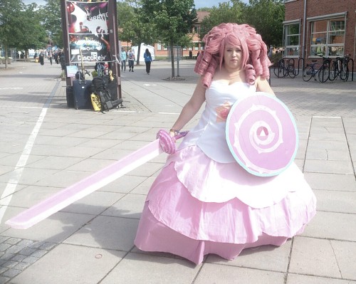 hubedihubbe:  A super cute Steven came running and let me borrow their sword and shield and I was ecstatic!! Thank you alpacahill! (ugh the wind was messing with my skirt)