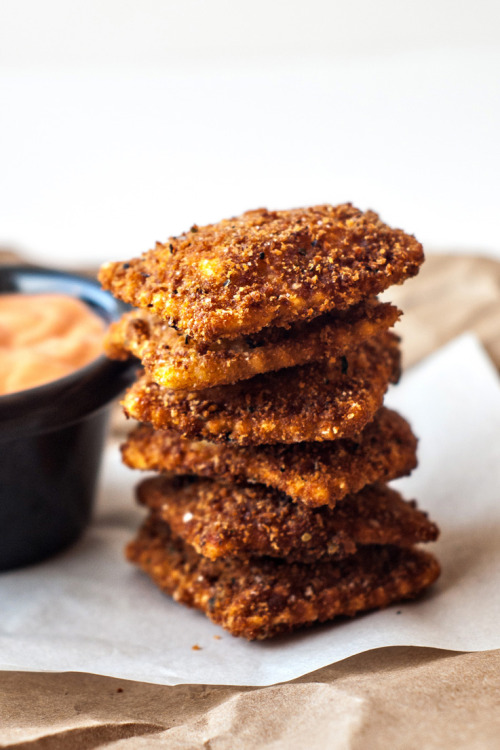 craving-nomz:  Crispy Ravioli with Roasted Red Pepper Sauce