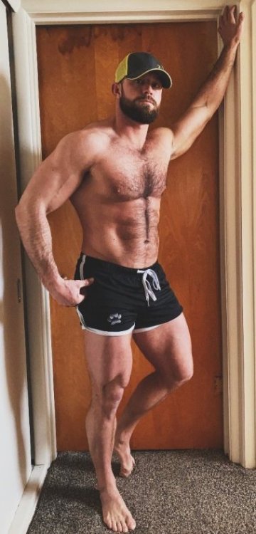 thelastofthewine: mario-so: Doorway dude.  ***  Head to toe hot!