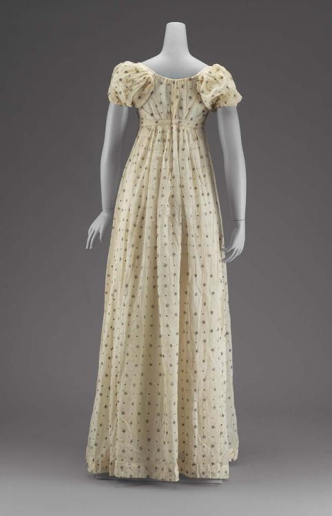 White mull dress American early 19th century. Dress of white mull embroidered with silver in powder 