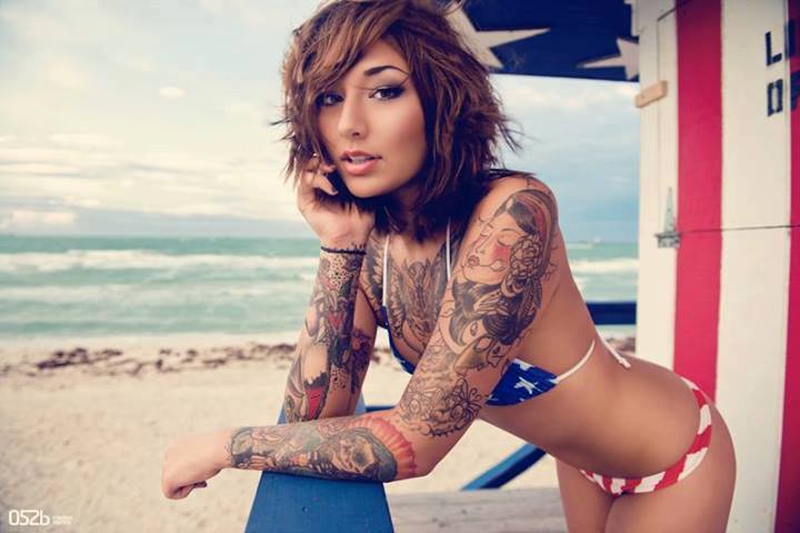 charlienki:  Holly Akeno  Tattooed girls do it better.