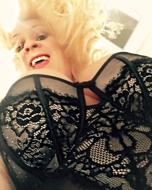 Love this crazy picture! #gigi_satin #plussize#bodysuit #bodystocking #lace #blacklace #bignaturals 