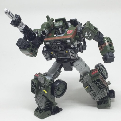Transformers War for Cybertron: Siege Autobot HoundI wasn’t expecting much from this figure but I en