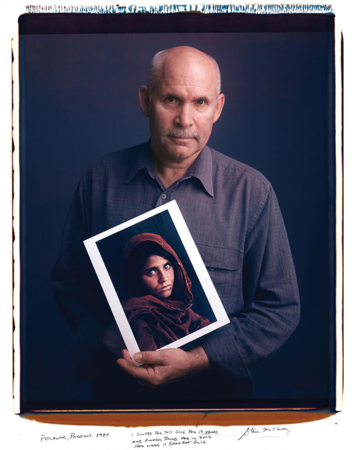 Famous Photographers Pose Behind Their Iconic ImagesSteve McCurry – Girl In AfghanistanJeff Widener 