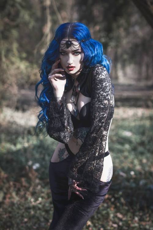 BLUE ASTRID Photo: GoldfinchDress: Avalon SaezJewellery: Druidcraft Jewelry