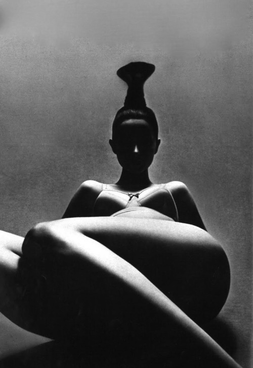 vivipiuomeno:  Model Eva - 1969 by Guy Bourdin ph. - Paris, Vogue 