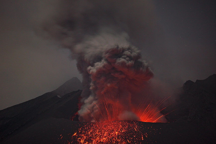 biogeodani:  Preciosas fotografías de erupciones del volcán Sakurajima, en Japón,