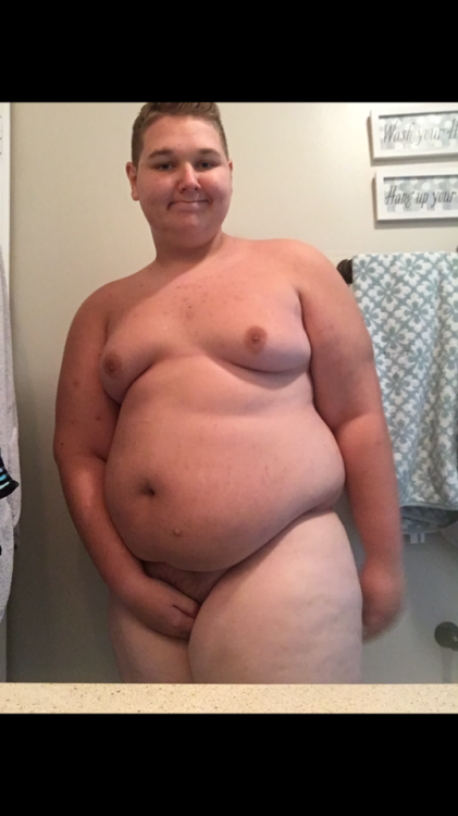 massivequeer: fattymans: If I get 250-500 notes I’ll post nudes Give him some love!