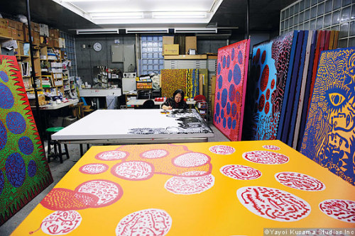 lemon2jul:dogma-art:Artist Yayoi Kusama in her studio in the psychiatric hospital in Tokyo and back 