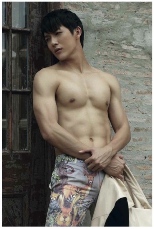 asianmosquito:  dekmaideexxx:  อัดที่ตูด-พุฒิ (1)  Why I got a feeling that he has been under the knife? If he has, at least have some PS that increase the masculinity. Why looks like a botox queen?