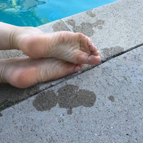 whiskeycfeet:  #wetsoles #wrinklysoles #softsoles #prettyfeet #soles