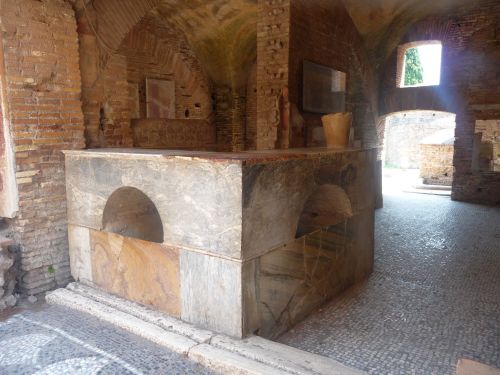 ancientromebuildings:Ancient Tavola Calda at Ostia AnticaIt’s kind of cool to think that some 1700-1