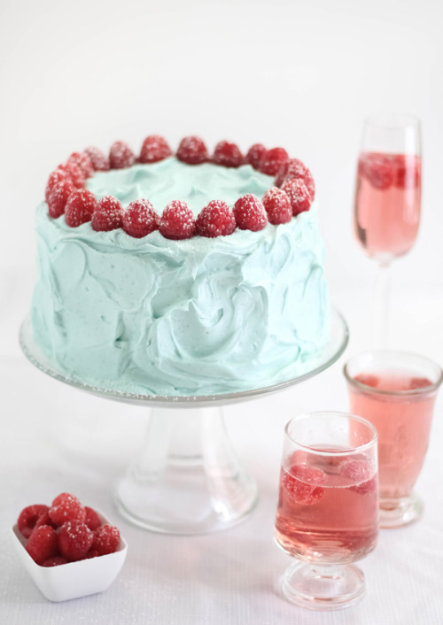 gastrogirl:raspberry rosé cake with vanilla bean buttercream.