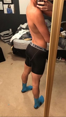 guysinshortsandsocks:  You know they are hot