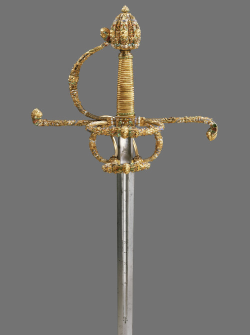 art-of-swords:Rapier of the Holy Roman Emperor Maximilian IIDuring the Renaissance civilian swords w